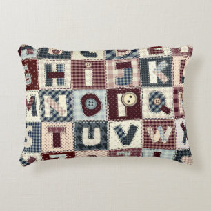 Set von Buchstaben im Patchwork-Stil. Mai b Dekokissen