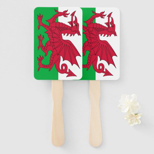 Set von Handfächern mit der Flagge von Wales, Vere Fächer (Vorne und Hinten)