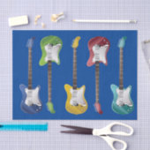 Set von zwei elektrischen Gitarren auf blauem Gewe Seidenpapier (Handwerk)