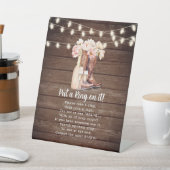 Setzen Sie einen Ring auf das Cowgirl Boost Brautp Sockelschild (In SItu)