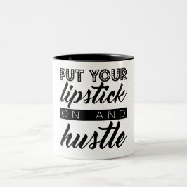 Setzen Sie Ihren Lippenstift an und drängen Sie Zweifarbige Tasse