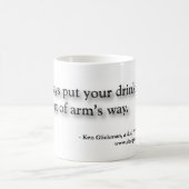 "Setzen Sie immer Ihre Getränke aus der Weise des Kaffeetasse (Mittel)