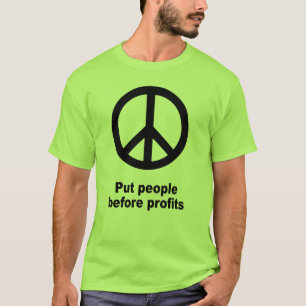 Setzen Sie Leute vor Gewinnen T-Shirt
