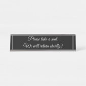 "Setzen Sie sich bitte. Wir werden in Kürze zurück Schreibtischnamensplakette (Vorderseite )