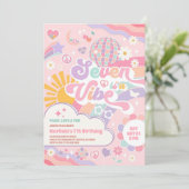 Seven Is A Vibe Retro Groovy Daisy 7th Birthday Einladung (Stehend Vorderseite)