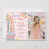 Seven is Vibe Groovy Retro Daisy Birthday Foto Einladung (Vorderseite)
