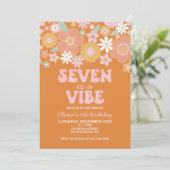 Seven ist ein lebhafter Groovy Retro Floral 7. Geb Einladung (Stehend Vorderseite)