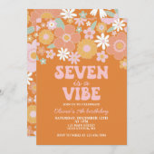 Seven ist ein lebhafter Groovy Retro Floral 7. Geb Einladung (Vorne/Hinten)