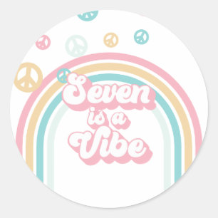 Seven ist ein Retro-Sommer-Regenbogen-Feeling Runder Aufkleber