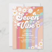 SEVEN ist ein Vibe Daisy Rainbow Hippie 7. Geburts Einladung (Vorderseite)