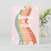 Seven ist ein Vibe Groovy daisy Regenbogen 7. Gebu Einladung (Stehend Vorderseite)