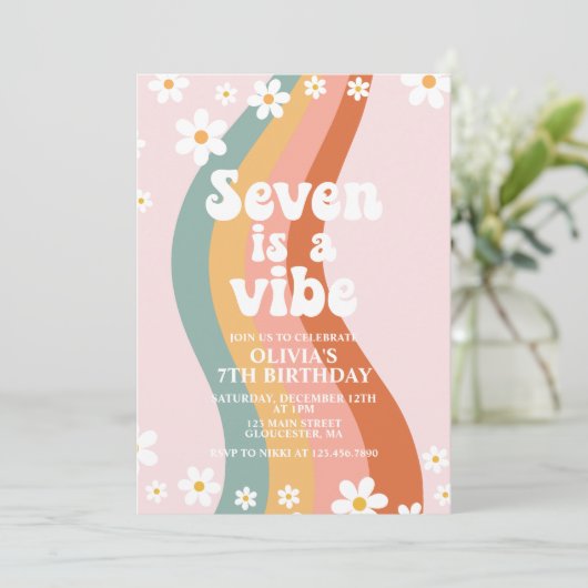 Seven ist ein Vibe Groovy daisy Regenbogen 7. Gebu Einladung (Stehend Vorderseite)