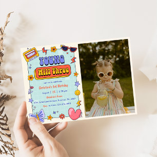 Seven ist ein Vibe Groovy Hippie 7. Geburtstag Fot Einladung