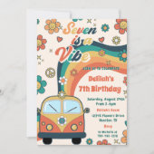 Seven ist ein Vibe Groovy Retro Floral 7. Geburtst Einladung (Vorderseite)