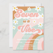 Seven ist ein Vibe Groovy Retro Mädchen 7. Geburts Einladung (Vorderseite)
