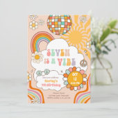 Seven ist ein Vibe Groovy Retro Rainbow 7. Geburts Einladung (Stehend Vorderseite)