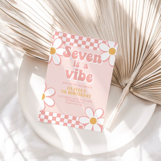 Seven ist ein Vibe Retro Karo Pink Daisy Einladung