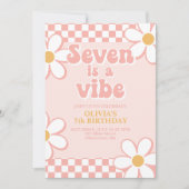 Seven ist ein Vibe Retro Karo Pink Daisy Einladung (Vorderseite)