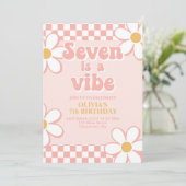 Seven ist ein Vibe Retro Karo Pink Daisy Einladung (Stehend Vorderseite)