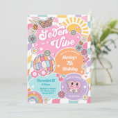 Seven ist ein Vibe Retro Preppy Varsity Birthday Einladung (Stehend Vorderseite)
