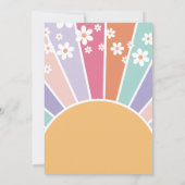 Seven ist ein Vibe Retro Sunshine Rainbow Daisy Einladung (Rückseite)