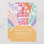 Seven ist ein Vibe Retro Sunshine Rainbow Daisy Einladung (Vorne/Hinten)
