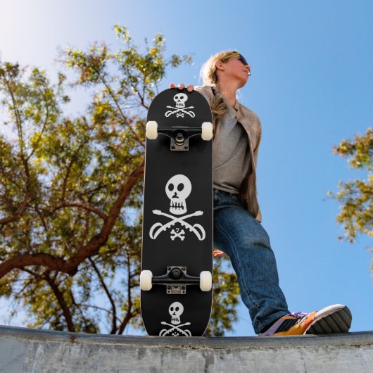 SEVEN SKULL BY MASANSER PIXELAT SKATEBOARD (Außenbereich 1)