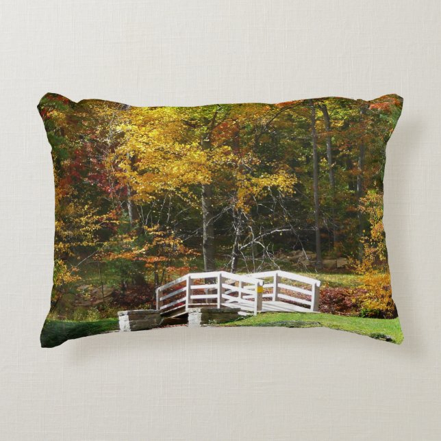 Seven Springs Fall Bridge I Herbst Landschaft Dekokissen (Vorderseite)