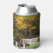Seven Springs Fall Bridge I Herbst Landschaft Dosenkühler (Kanne Vorderseite)