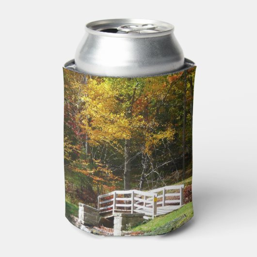 Seven Springs Fall Bridge I Herbst Landschaft Dosenkühler (Kanne Vorderseite)