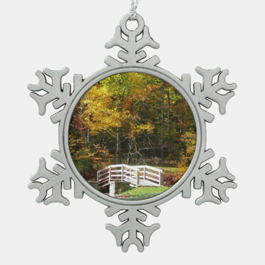 Seven Springs Fall Bridge I Herbst Landschaft Schneeflocken Zinn-Ornament (Vorderseite)