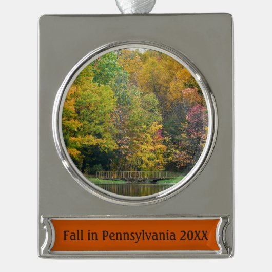 Seven Springs Fall Bridge II Herbstlandschaft Banner-Ornament Silber (Vorderseite)