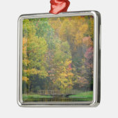 Seven Springs Fall Bridge II Herbstlandschaft Ornament Aus Metall (Links)