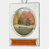 Seven Springs Fall Bridge III Herbstlandschaft Banner-Ornament Silber (Links)