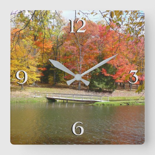 Seven Springs Fall Bridge III Herbstlandschaft Quadratische Wanduhr (Vorderseite)