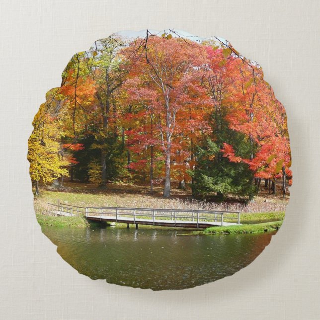 Seven Springs Fall Bridge III Herbstlandschaft Rundes Kissen (Vorderseite)