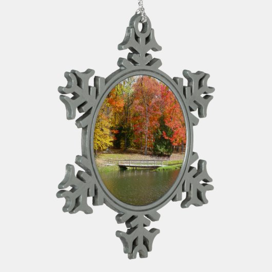 Seven Springs Fall Bridge III Herbstlandschaft Schneeflocken Zinn-Ornament (Links)