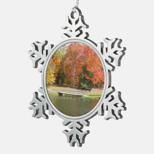 Seven Springs Fall Bridge III Herbstlandschaft Schneeflocken Zinn-Ornament (Rechts)