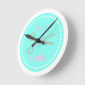 Sew Crafty Pastel Pink Gray Aqua Runde Wanduhr (Winkel)