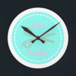 Sew Crafty Pastel Pink Gray Aqua Runde Wanduhr<br><div class="desc">Ein fröhliches Design für diejenigen, die Liebe machen, kreieren und kreieren!</div>