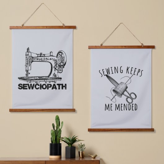 Sewciopath Sewing Keeps Me Mended Fun Wandteppich Mit Holzrahmen (Asymmetrisch)