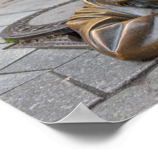 Sewer Worker Bronze Statue, Bratislava, Slowakei Poster (Ecke)