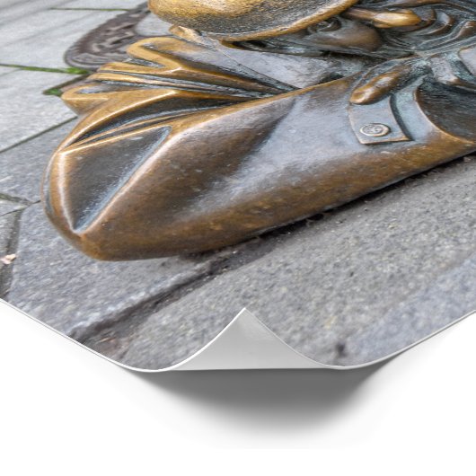 Sewer Worker Bronze Statue, Bratislava, Slowakei Poster (Ecke)