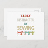 Sewing Gift Esaily Distracted Ankündigungspostkarte (Vorne/Hinten)