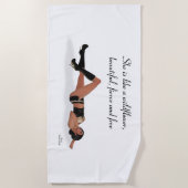 Sexy Brünett Pinup Girl Schlafen Strandtuch (Vorderseite)