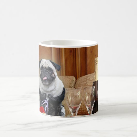 Sexy Mops in der Wäsche mit Geschenken und Wein Verwandlungstasse (Mittel)