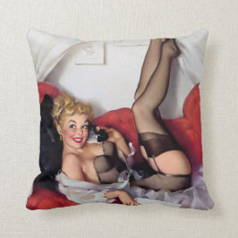 Sexy Pinupmädchen im Bett Kissen