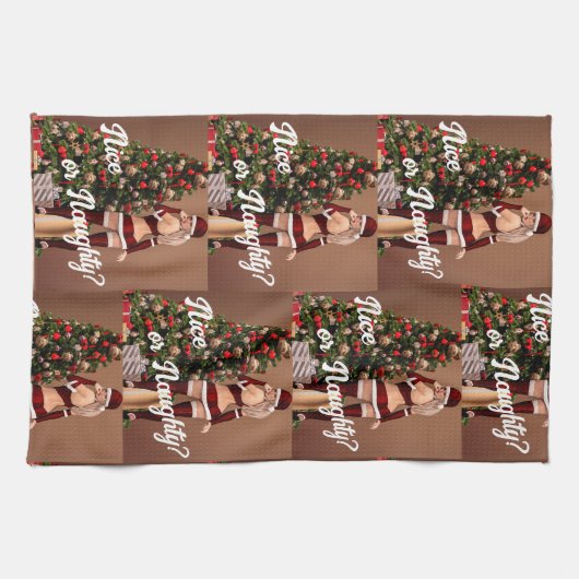Sexy Santa Girl in der Nähe des Weihnachtsbaumes Geschirrtuch (Horizontal)