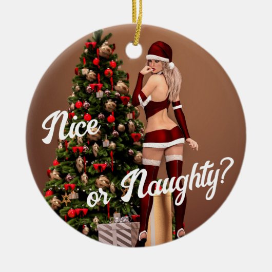 Sexy Santa Girl in der Nähe des Weihnachtsbaumes Keramik Ornament (Vorne)