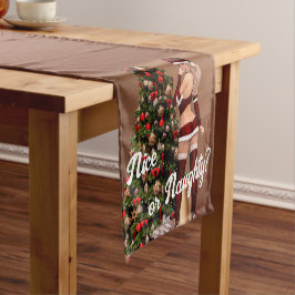 Sexy Santa Girl in der Nähe des Weihnachtsbaumes Kurzer Tischläufer